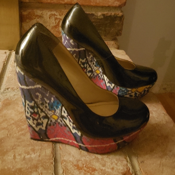 Steve Madden Wedge Size 6 Closed-toe Black shoe W/ Multi Colored Wedge - Picture 3 of 6